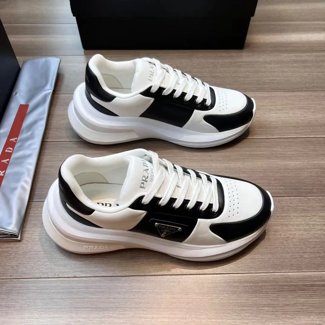 P440 Prad* men's new soft leather casual sneakers. This sneaker is made of Napa cowhide. The leather is soft and fine, with a natural texture, which improves breathability. The outer side is coated with an enamel metal triangle logo to embellish the shoe body. The tongue and heel are decorated with brand letter logo details. Ultra-lightweight 6cm concave and convex rubber thick sole with PRADA letter logo on the side and cowhide lining. It feels comfortable on the foot and is exquisite and versatile!